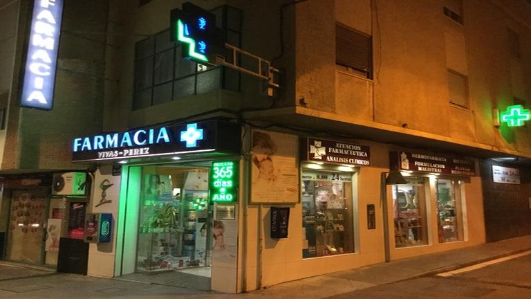 Facaha de farmacia Vivas Perez de noche